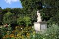 Chloé à la fontaine dans les jardins du palais de Compiègne